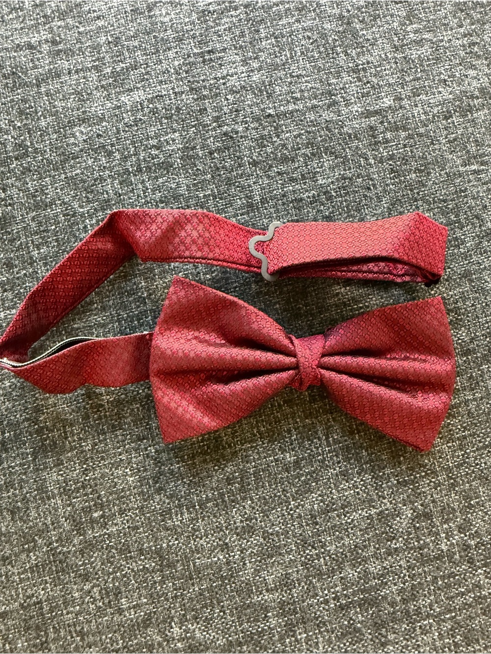 le chateau Red Textured Bow Tie